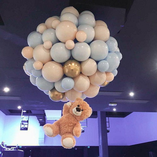 oursons suspendus, oursons avec bouquet de ballons, ourson dans les ballons, et arche de ballons organiques.
